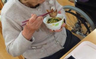 みなさん一緒に食べておしゃべりも食も進みますね