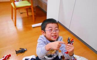 僕はウルトラマンと仮面ライダーで遊ぶよ！
