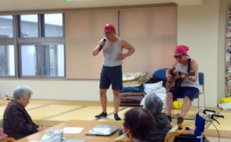 職員の、ギター弾き語りによる歌を贈りました。