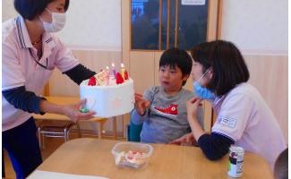 ろうそくの火を吹き消そう！