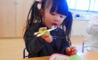 お箸で食べるのが上手になったよ！