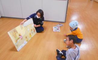 大きな絵本に釘付け♪