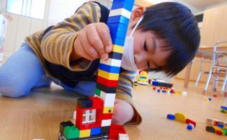 レゴブロックを高く積み上げてタワーを作ろう！