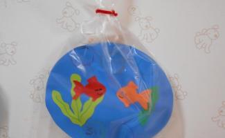お祭りの金魚すくいのような作品です♪