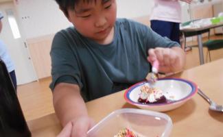 ゼリーにホイップクリームとチョコを乗せて・・・