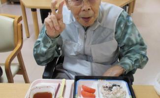 昼食は海老天が入ってる✌