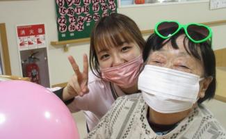 職員と一緒に素敵な笑顔で記念撮影！