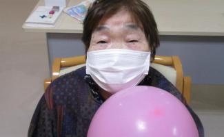 ピンクの風船、うまく飛ぶかな('ω')ノ