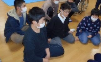 真剣に見ています。
