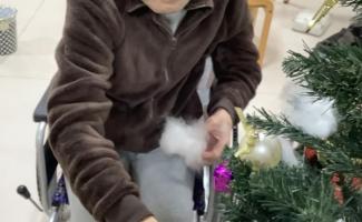 皆で飾るクリスマスツリー☆