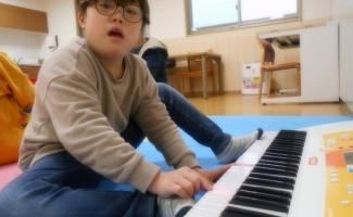 ピアノに合わせて歌うの大好き！！