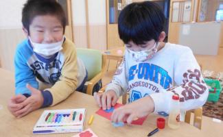 お友達は、どんな絵馬を作るのかな～？