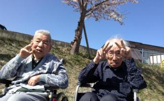 ✌が斬新ですね(^_-)-☆