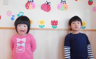 春らしい壁画の前でハイポーズ♪
