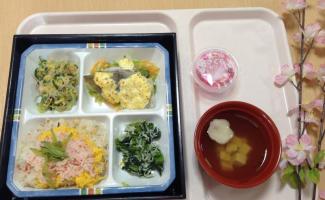 昼食にお花見弁当が出ました！美味しそう!(^^)!