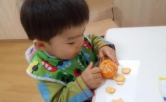 大好きなお弁当♪ミカンの皮むき、上手でしょ！