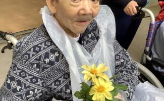 お花との２ショット！笑顔がとても素敵です！！
