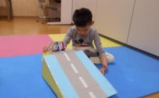 車のコースで、コロコロ転がすよ！！