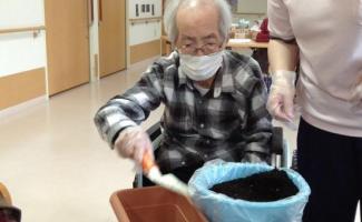 感染対策に気を配りながら土の手入れを！！