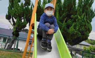 なぜか体育座りで滑ります(笑)
