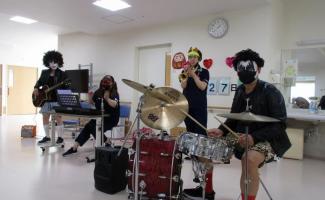 職員が演奏を披露しま～す！！