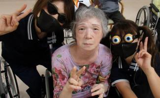 コスプレ職員と一緒に写真を撮りました～～