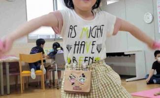 お花紙をもって元気いっぱいダンスダンス♪