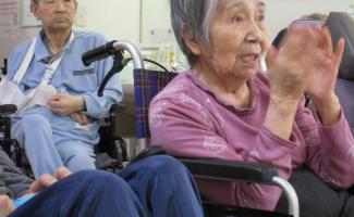最初は真剣な表情でしたが・・・