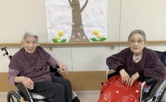桜の前でお話し中(^_-)-☆