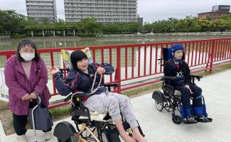 赤い橋の前で集合写真☺