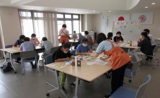 和やかに｢うちわ｣作成中♪