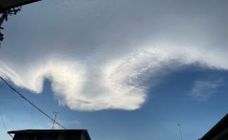 風が吹いていて雲の形が変わっていきます。