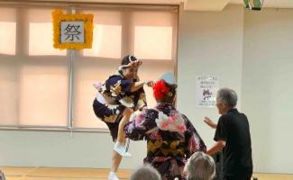 利用者さんも一緒に踊りましょう。