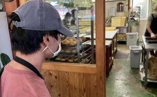 工房での作業を真剣に見ています‼