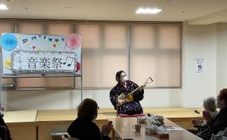 職員のスコップ三味線