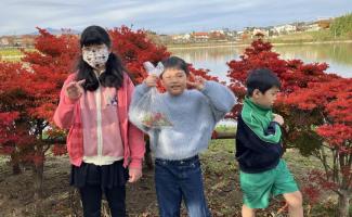 沼の周りは紅葉でキレイだよ✨