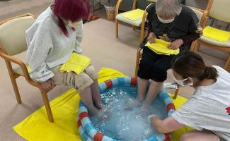 足湯でポカポカです。