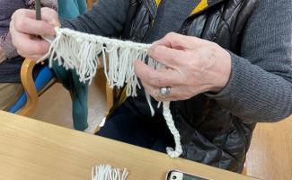 毛糸で馬のタテガミを作ります。