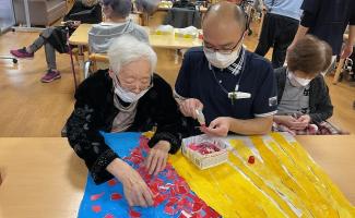 赤い紙をペタペタ貼り付け。