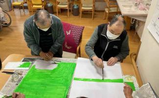 絵の具で念入りに色付けします。