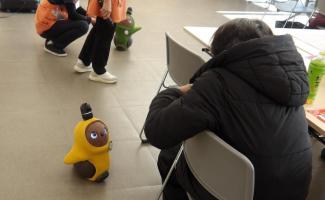 笑顔を振りまいて大人気！