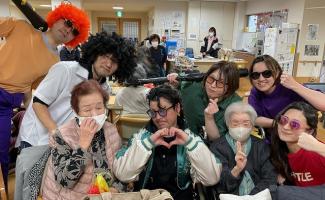 職員と記念写真でニコリ