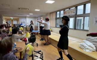 ダンス披露にポンポンで応援