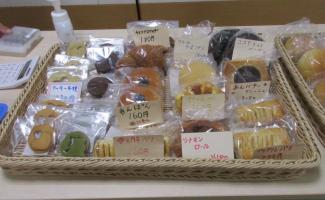 いろんなパンとクッキーが並びます♪