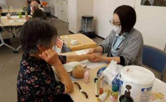 ハンドマッサージしてリフレッシュ